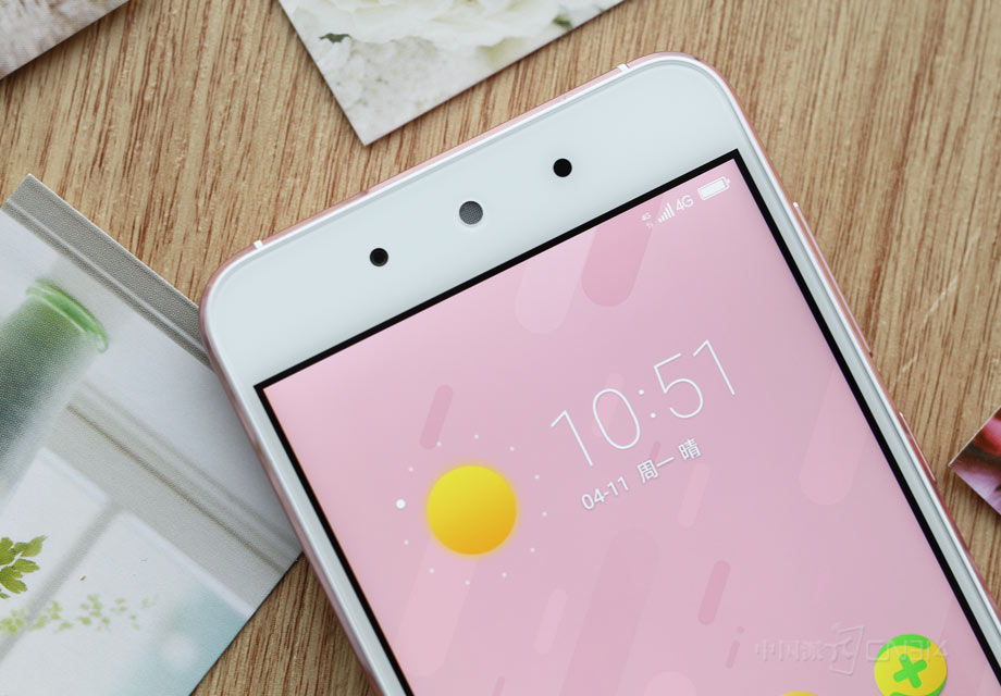 �ֻ������Ϸ�������������ƽ�����صĺ����ơ�ǰ������ͷ��Բ����Ͳ�����߾��봫�����·������������ⰴť�����ɱ����������ĶԳ����С�