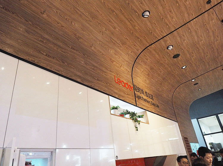 ������AWE�ֳ�����һ��ƽ�׵�չ̨�����ճ�δ���ǻۼ�ͥ�����ó�����