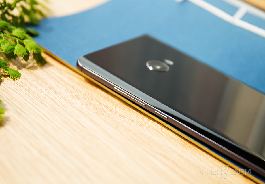 �û��п�����˺�iPhone 6S��ͬ���ʵ�7ϵ���Ͻ�ת�Ǳ�Ե��Ȼӵ��Բ�󴥸С�