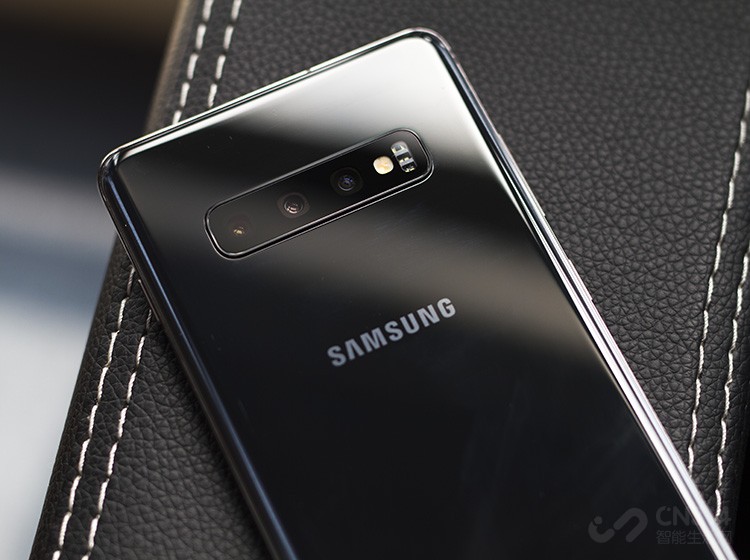 ����Galaxy S10+�ĺ�������ֱ�Ϊ 1200 �򳤽���ͷ+1200���Ǿ�ͷ + 1600 �����س���Ǿ�ͷ������˫1200�����ؾ�ͷ����f/1.5-f/2.4�����ܿɱ��Ȧ��֧�� 0.5 ���������� 2 ����ѧ�佹��1600 �����س���Ǿ�ͷ������羰ʱ�����ø��ྰɫ�ܱ���������۵ס�