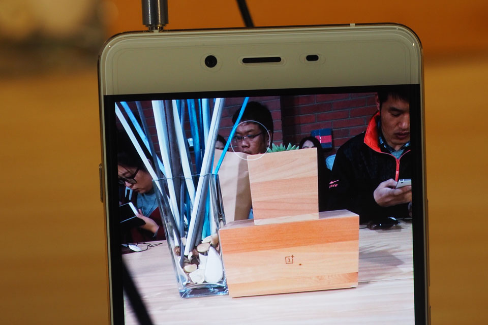 һ���ֻ�X��˫�沣����ƣ�����һ���ֻ����ϻ���ͷһ�ؼ���ò���ָл��������ȶ�Ϊ��ɣ�