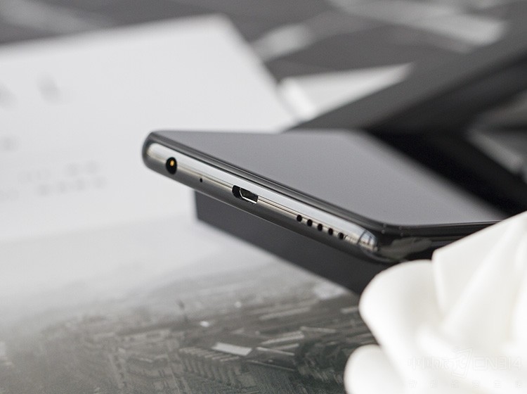 �ֻ������ײ�Ϊ��������Micro USB�ӿڡ�������˷��Լ�3.5mm�����ӿڣ��԰������ֵ��û���˵�Ƿǳ������ˡ�