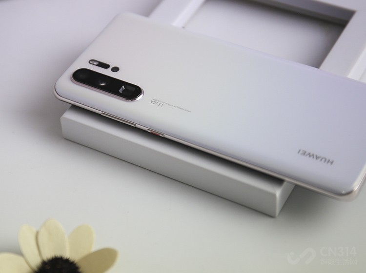 ����Ӱ������˵��P30 Pro���ص���4000�����صĳ��й⾵ͷ��2000�����صĳ���Ǿ�ͷ��800�����صĳ�����ͷ��һöTOF��о�ͷ��������𺳵ġ��⿨���㡱������۾��ܿ���������ͷ�����к����������û������漫��רҵ���С�