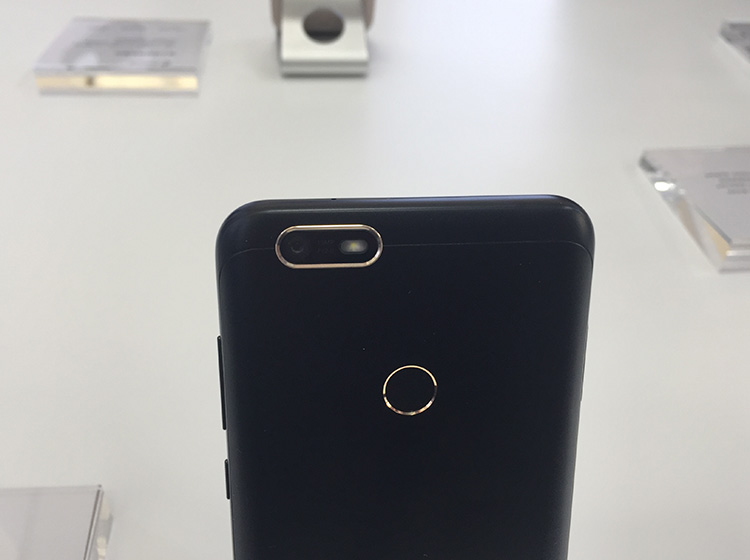 ���÷���Ҳ������������ͨ����630�����������䱸ͬ��λ������4GB LPDDR4x�����ڴ档