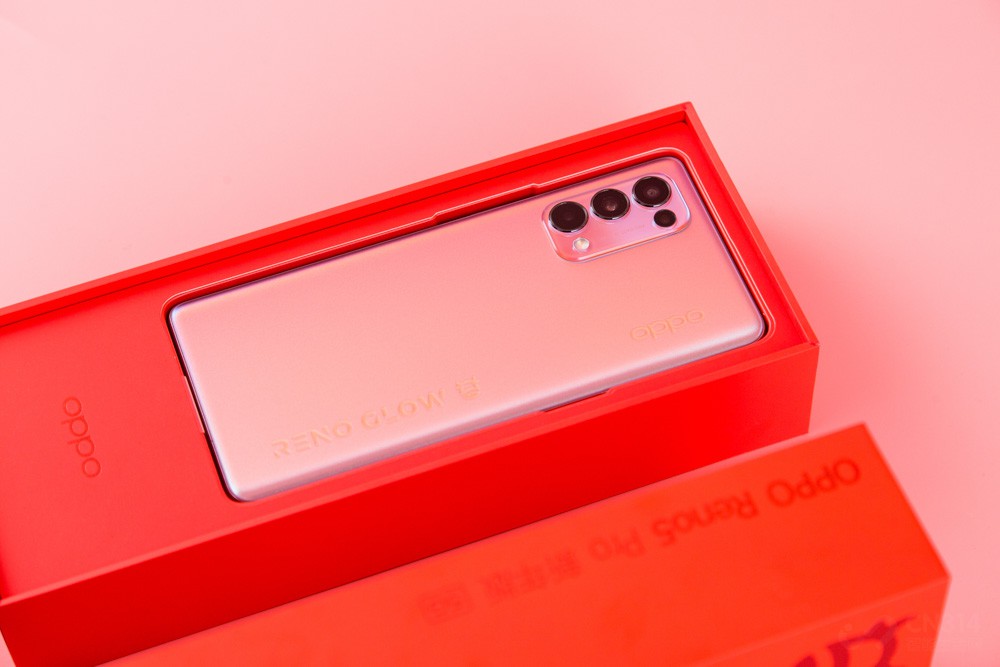 й˵꣬ǹ껹ǴͳڣϲúɫչʾϲķΧOPPO Reno5 ProԸɫ۸иƫۺɫϵֻʹôɫȻϽգȴ˶HoldסͬʱڶλҲ΢ƫƷĶλ