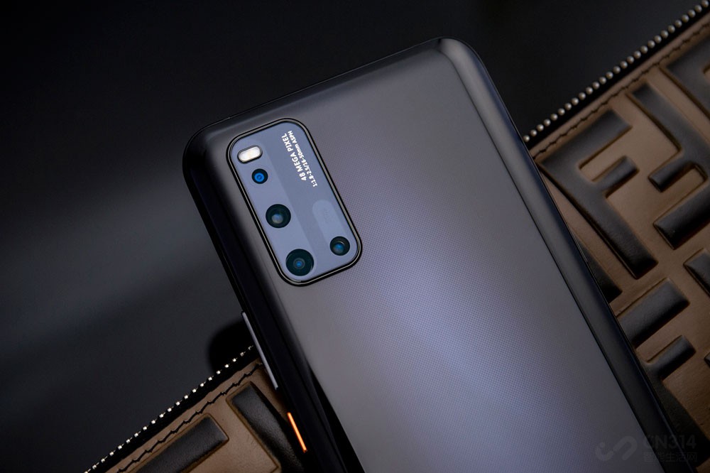 ��˵����Ӱ�����ͬ����iQOO 3��ǿ��û���������ϰ�����һö4800�����س�������ͷ��1300�����ص�Ч50mm����ͷ��1300������120�㳬��Ǿ�ͷ��һö���ͷ���ṩ��ȫ������Ӱ���������羰�����ġ�СƷ�����ġ������ܻ�ò�������Ӱ���顣