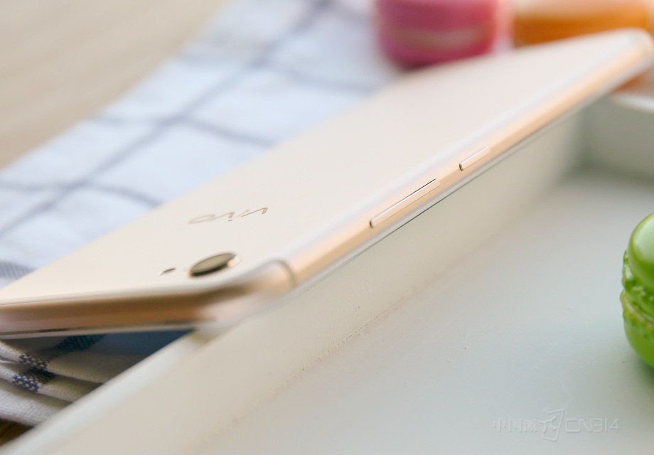 �ײ����η�����3.5mm�����ӿڡ���˷硢Micro USB�ӿ��Լ���������û��һ˿˿�ɶ��ĸо����������Ǳ��������Ͻ������ʡ�