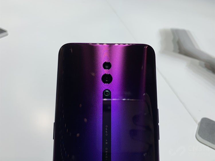 ֵ��һ����ǣ�����������һ��λ΢͹���O-Dot�մɵ㣬���ֻ�����������ʱ��΢΢��������ͷ�������������뾵ͷֱ�ӽӴ������˺ܺõı������á�