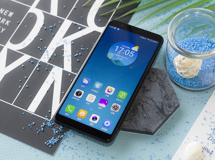 ���÷��棬N7 Lite��������660AIE����������߿�ѡ6GB��LPDDR4X��+128GB��ϣ�������4050mAh�Ĵ�������أ�֧��18W��䡣���ô�����1300��+200������AI˫�㣬ǰ��800����������ͷ��֧�ָ��Ի��������ա��������Ҫһ���Լ۱�ʮ���ǧԪ���ˣ���һ����һ��������ѡ��