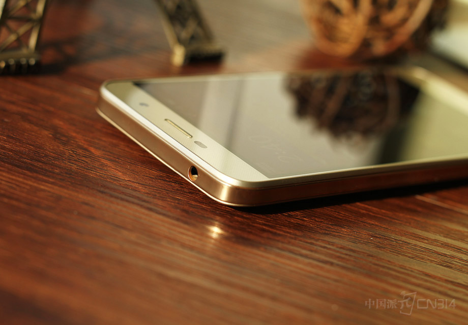 �ӿڷ��棬��Ϊ���� 5�Ķ������Ϊ3.5mm�����ӿڣ��ײ�����ΪMicro-USB�ӿڡ�