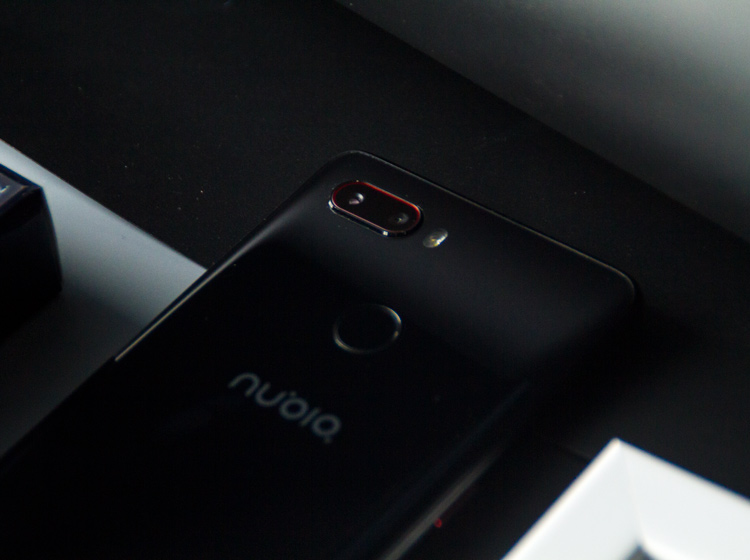 ���շ��棬Ŭ����Z18mini����2400��+500������˫��ɫ����ͷ������2400��������ͷ����ȦΪF1.7,��Ƭ����6P��ͷ��500������ͷ�����سߴ�Ϊ1.4um��ǰ������ͷ�������800�����ص�����ͷ��