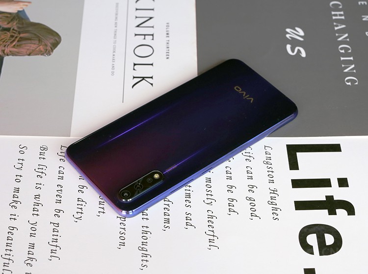 ��Ϊһ���������ϵ��ж˻���vivo Z5���ۼ�Ҳ�ǳ������񡱣����ۼ۽�Ϊ1598Ԫ��ӵ������712��������4500mAh����+22.5W���䡢4800�����س�������㡢Super AMOLED��Ļ+��Ļָ���Ĵ����㣬����˵�Ƿǳ���ֵ�ˡ�