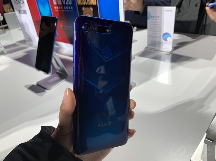   ���ڼ������ջ���ƣ��������һ�ֺ�Բ��ĸо��������ճ���˫����Ϸ��������֡�