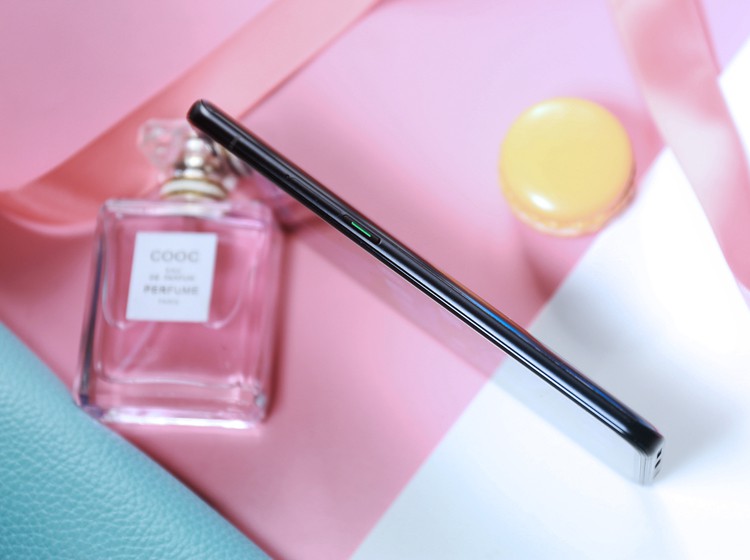 �������ܷ��棬Reno2���ص�������730G��������ͬʱ��֧��Һ��ɢ�ȼ��������ض�ʹ�õ�ʱ��Ҳ�ܸ�����ˬ��ʼ�ձ��ָ�֡�����С��洢������ֻ��8GB RAM+128GB ROM��һ���汾�����ó�Reno��Ʒ�����ǹ��ɴ����䣬���������ˮ��ͬʱ��LinkBoost����������桢˫Wi-Fi�������๦��NFC���ű�ȫ������һӦ��ȫ��