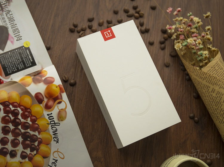 ���ɽ�汾OnePlus 5 ��û�����װ��������̫��仯�������������һҡ��ǳ��ڰ汾�����װ�л���һ���������˼���ʷ�����Ԫ�ء�