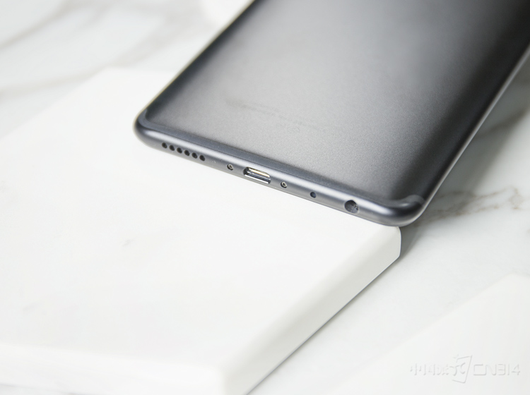 �����ײ���������Ϊ�����ס�ͨ����ˡ�Micro USB���ݽӿڡ����������ڵ���һ��Ʊ�����̶���ȡ���ı����£����ܱ���3.5mm�����ӿ���ʮ�����ĵġ����ȫ����+����˫��+���������Ĵ�һ���콢����ϲ��ô��