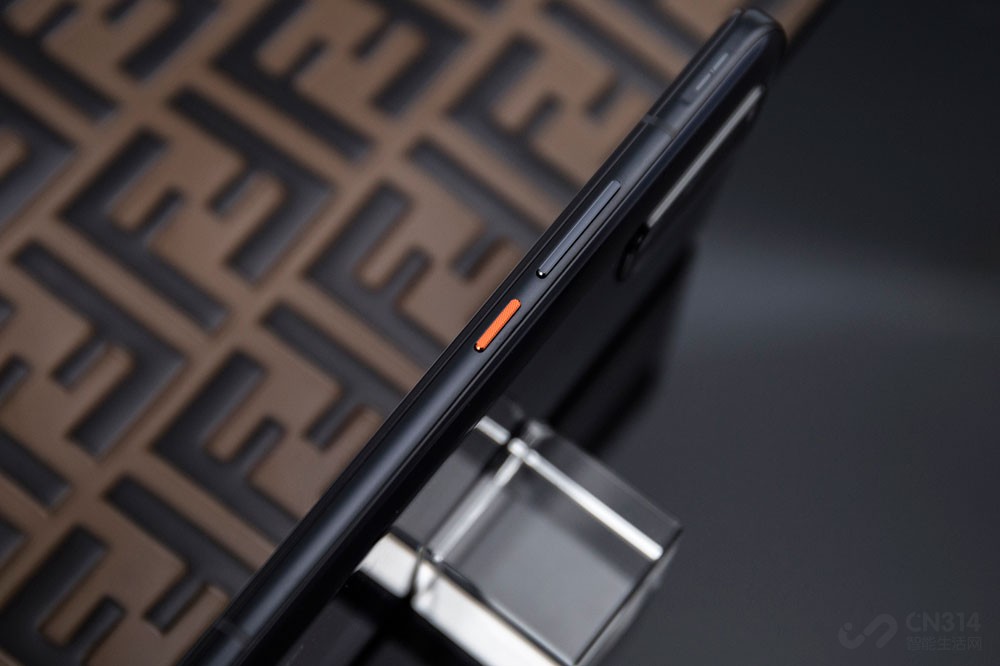 �����Ҳ��ǳ�����������ڰ����������·�����һ����ɫ��AI���ܰ��������Զ��岻ͬ�Ĺ��ܣ��������˵������������ܣ��ڲ�����ʱ���������ı�ݡ����ڻ�����һ�ǻ���iQOO��־�Եĵ��ݴ��ذ������ڳԼ���Ϸ��ʱ��������ֱ����������ã�����Ϸ���ӳ�����