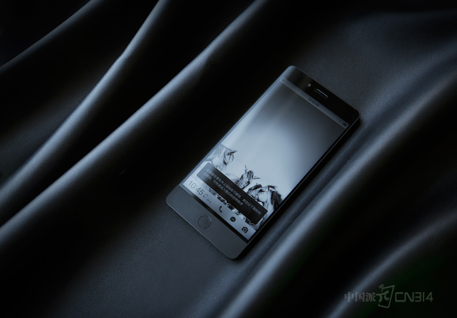 Ӳ�����ã����Pro���򳬵͹����볬ǿ����������14nm�Ƴ̰˺�о������625/626�����ǰ�����͹����½�46%�����Pro�䱸4GB�ڴ棬֧�����128GB�洢�ռ䡣