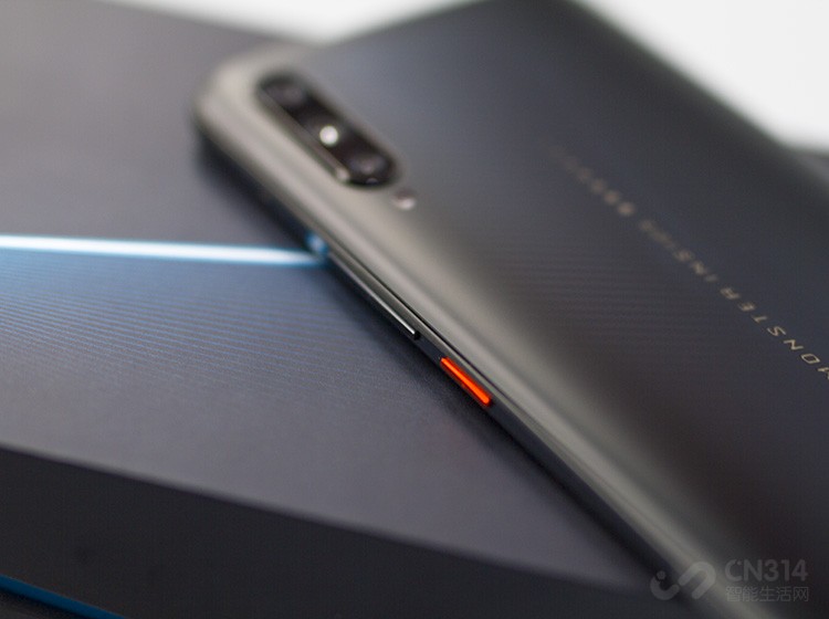 ��Ȼ����855���õ���7nm���մ��죬������Խǿ����Խ������˵��������һ������������ֻ��¶�̫�����п�������ֻ���������Ƶ��Ϊ�ˣ�iQOO������PC���ĳ���Һ��ɢ�ȣ�ͨ��ɢ��ͭ�ܺ����е���ȴҺ�����������ߡ�