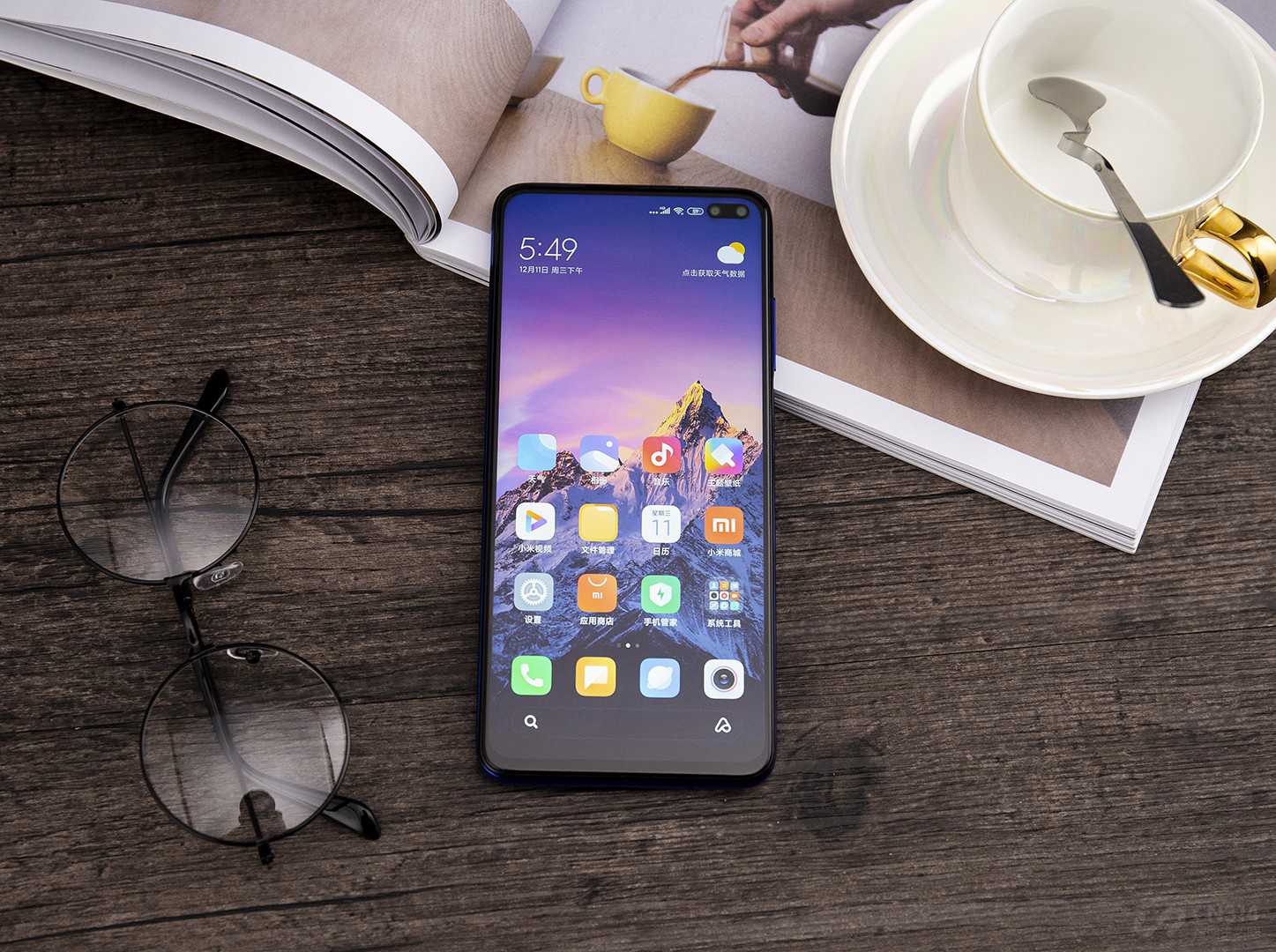 �ֻ�������õ��ǽ������콢��Ʒ�ϳ��ֵñȽ�Ƶ�����ڿ���ƣ����׾�����4.38mm���������Ͻǵ�״̬��������֮ˮ�����������������Թ۸е�Ӱ���С��