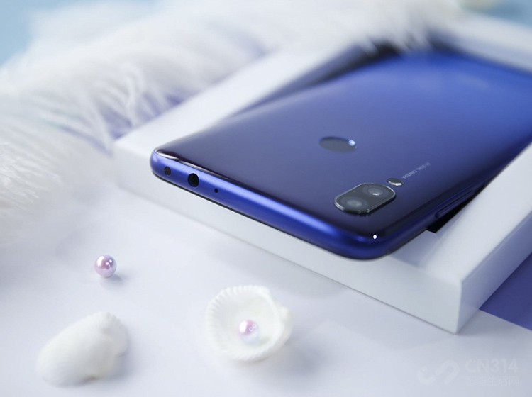 Redmi 7�ײ��ӿ�������������/���ݽӿڣ���������3.5mm�Ķ����ӿڡ�����mic�Լ�����װ�á��ӹ�������˵��Redmi 7����������һ���Ԫ�����ܶ��콢����û�еĹ���Redmi 7��һӦ��ȫ����������3.5mm�����ӿڡ�