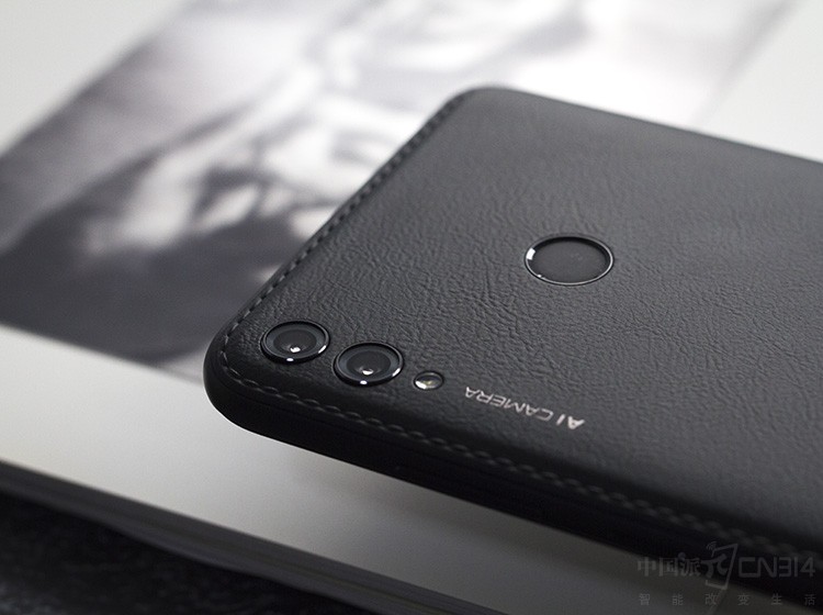 ��Ϊ����MAX����1600��+200������˫����ͷ��֧��AI����ʶ�𣬿�����ʶ��22��500+�������Ӷ�ʹ��������ʱ�����ĳ���������Ƭ��