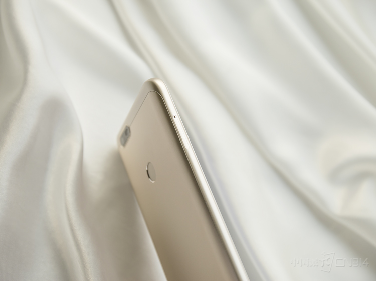 �������棬360�ֻ�N6 Lite������һ��4020mAh�Ĵ��أ����ڶ��콢���Ҳ����ѷɫ������360�ֻ�N6 Lite��֧��5V/2A���ٳ�硣