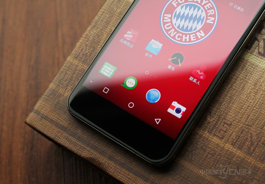 �ֻ��ײ�Ϊ�������ƣ�������ǿ���Ӿ��۸С�ͬʱ��Բ��ĵ��Ǻ������������������ֻ�����Ʒ�ʡ�