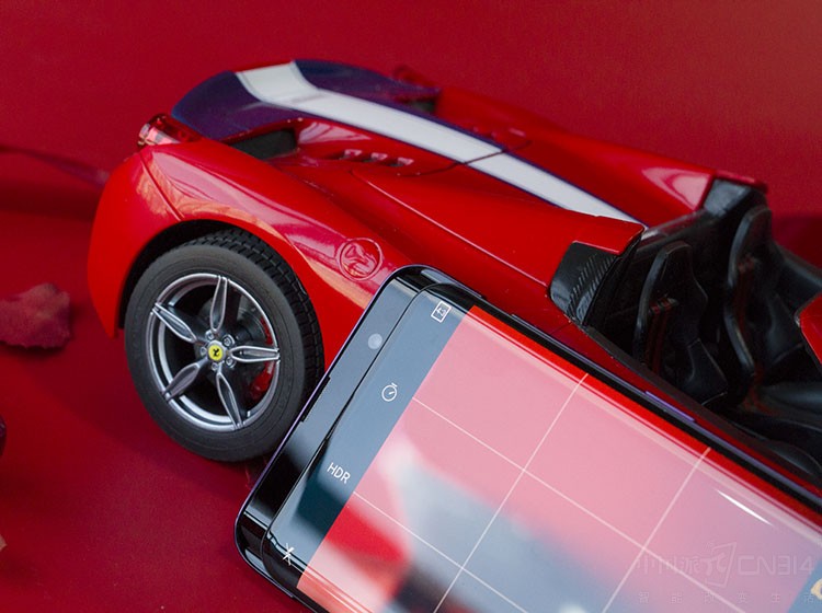 Ϊ����Find X��Ϊ����һָ����Ӱ�콢��OPPO�����˸û�����2000��+1600������AI����ͷ��֧��OIS��ѧ������ǰ������ͷ����Ϊ2500��ͬ����AI�ǻ����գ������ڹ��߶��ĳ���������������Ĵ�Ƭ��ϸ�ڿ̻�����������ɫ�ʻ�ԭ��ʵ���ޣ���������ҹ������Ҳ�ܴ���������ϸ��Ӱ�񡣶�������������Ծ��logo�����ǲ�������Find Xȥ����̼���GT�����أ�