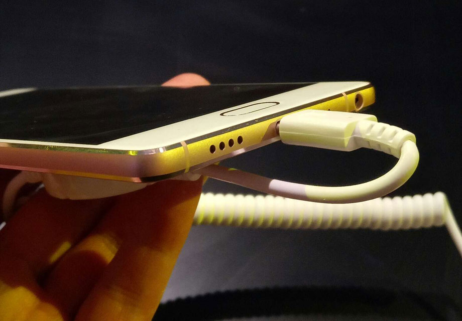 ����S8�������˱���Ϊ����һ����׼��USB Type-C�ӿڣ�����Type-C�ӿڵ��������࣬��ֱ�������������˷��Լ�3.5mm�����ӿڡ�