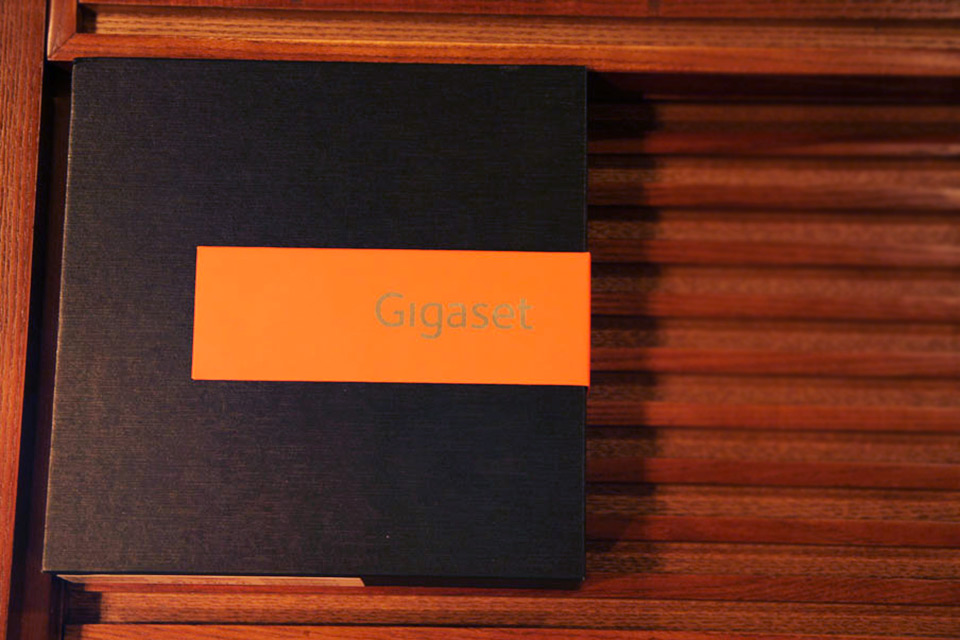 Gigaset ME�İ�װ�зǳ����������񣬼򵥵�һ���ķ�����������˿���մ����ĺ�ɫ��ɫ��ʮ�ּ�Լ������