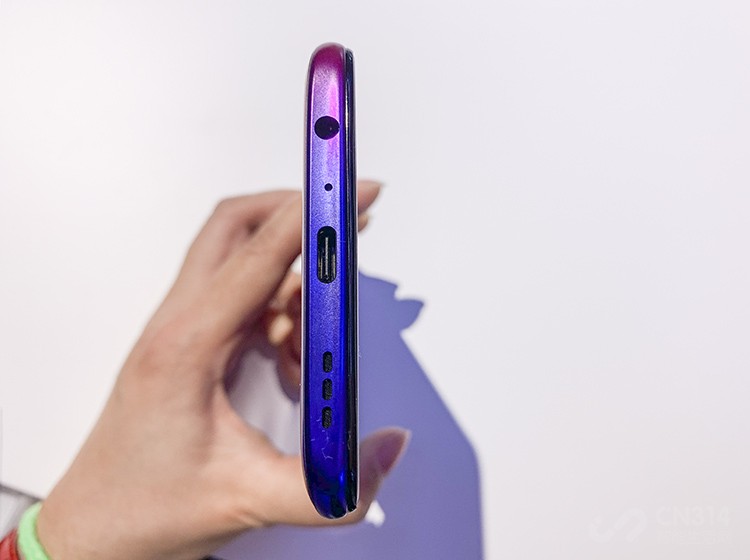 K3��һ�����˸о�����ϲ�ĵ��ǣ�������Type-C�ӿڣ����ұ�����3.5mm�Ķ����ӿڡ���Խ��Խ����ֻ���ʼȡ��3.5mm�����ӿڵ�����£�OPPO���ܿ��ǵ��ٲ������ֻ�ֱ��������û����󣬷ǳ����ġ�