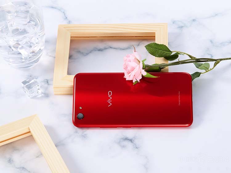 ������5���߾��ȹ����ĥ���п�ģ�飬vivo Y83���ֵ��ʸк͹��ɶ�ʮ�����ʡ���Ȼ����������7.7mm�ĺ���Լ�150g���������������ϲ����о����ᱡ���ǳ����ϡ��ܵ���˵��Y83�����ṩ������������ƣ��߹���Ϳ���մ����ľ������Ҳʮ�����˻�ϲ����������Ʒ�����������ƻ�ĺ�ɫ�汾���������������ߵ����ﶼ�ǽ��㡣