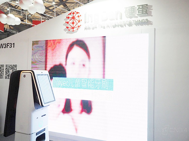 Ӳ����ʾ�����Ѿ������20000����������Ŀ��AIoT��һ�ڼƻ����ȷ������е�10000����ҵ���������ǵĲ�Ʒ����AI������