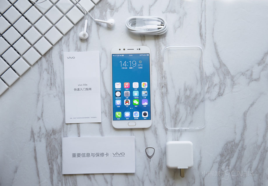 vivo X9s����������ͬ��װ��һ������Լ��ʱ�У��û�������һ��5.5Ӣ��1080p Super AMOLED��Ļ����խ�߿�ĳ����£������ֻ�����ռ�ȸߴ�78.5%�����û����Ӿ��ϴ����˼�Ϊǿ���ĳ������