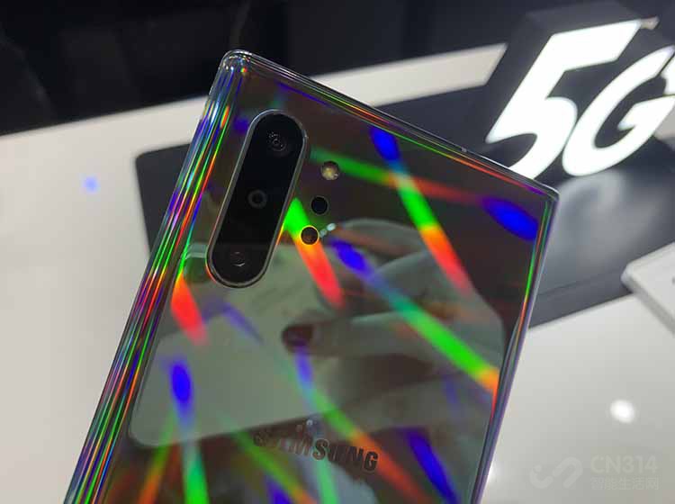 Bixby����ƽ̨Ҳ�õ����������ײ�֧���������ӵ�50�ң��������Ը��ǹ����г�������Ӧ�ã�ͬʱ�������ˡ��������Լ������ܳ����������ܡ�ǰ�߿�ͨ��������Ļ�ı���Ϣ�������ӡ������ȣ��������ܹ���Bixby����GPS����������Ϣʵʱ�����ֻ�λ�ã��Դ������ܵ��õ�����Ӧ�ã������ܵ�������Ϣ��