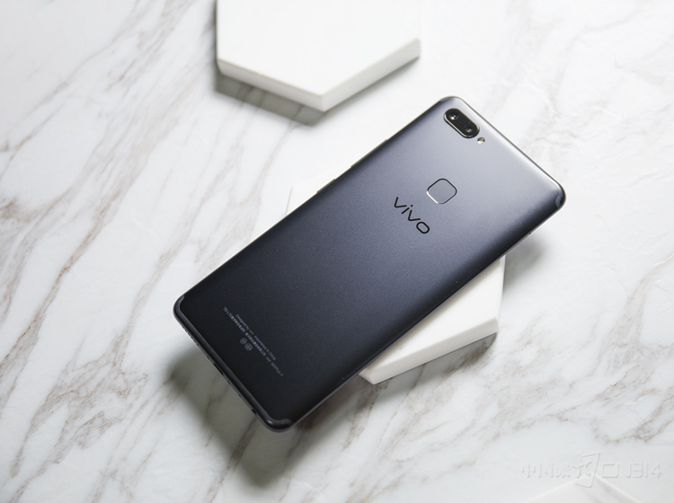 �ֻ��������ý���3D������ƣ������ٸ����ᱡ֮�࣬����һ�����������Ƶ�ʹ��ϰ�ߡ�����Ϊ񷶥ʽU�����ߣ����������˸��ӻ�Ȼ��ɡ�