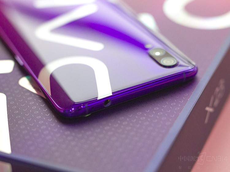 ����ֻ�������vivoһֱ������HiFi���򣬴�����ȫ�µ�AK4377A Hi-Fi DAC�Լ�DeepField�����Ч�����ṩ�����ױȵ��������顣