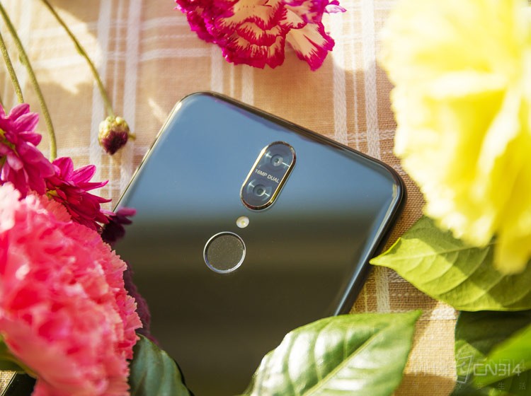 ������ͷ���棬�û������˺���˫����ƣ�������ͷΪ1600�����أ�������ͷר�Ÿ����黯�㷨��ǰ������ͷΪ800�����أ�����F2.2���Ȧ����������������Ĵ�Ƭ��