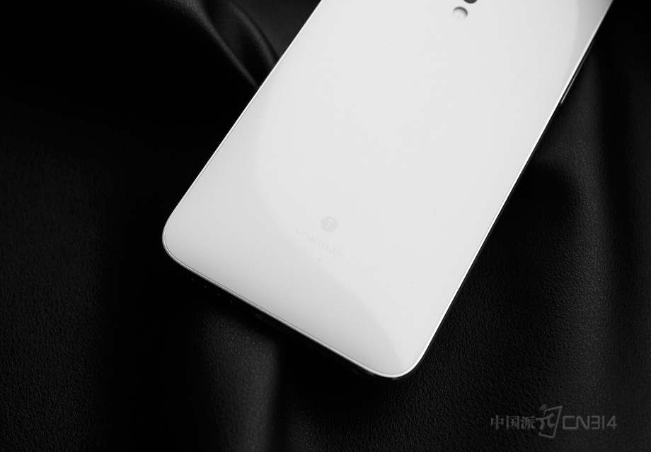 Smartisan M1ʹ����ǰ�õ���ʽָ��ʶ��������Ӧ�ٶ����ɴ�0.2�룬������¼��5��ָ�ƣ�����֧��΢���Լ�֧����ָ��֧��������֧�����п�֧����Smartisan M1ʹ����ǰ��400�����2300�������ͷ����������ͷ���ͺ�Ϊ����IMX318������������Ч�����ڡ�