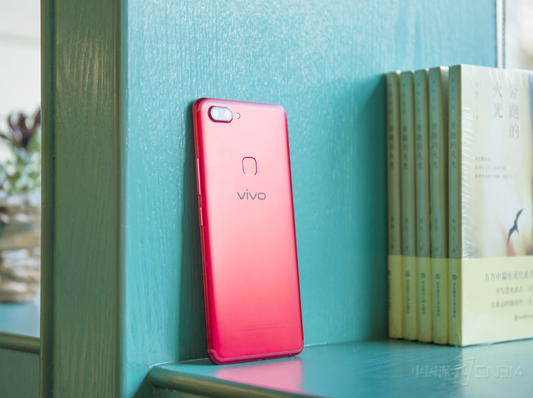 vivo X20��ҫ��ӵ�г�����ֵ���������ú�ھ�����䡣
