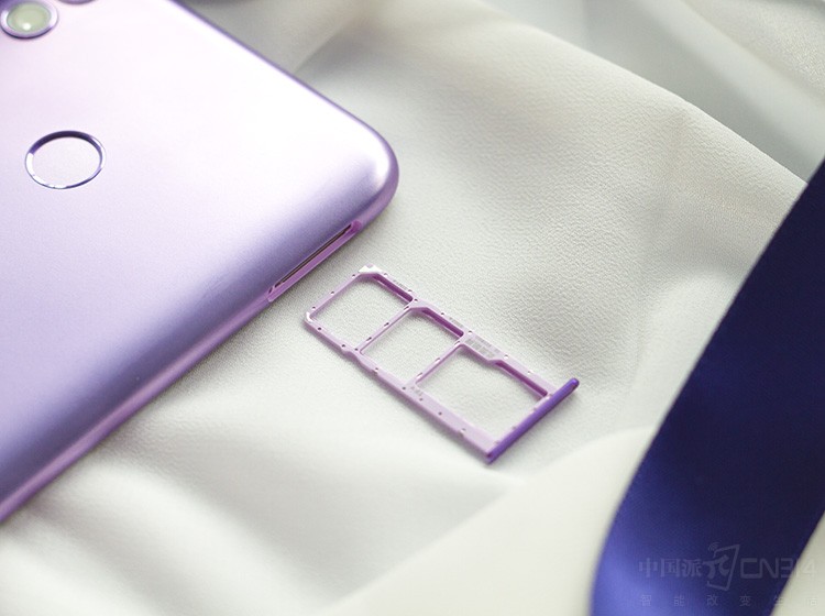 ֵ��һ����ǣ���ҫ����8C��������������ƣ���ͬʱ����2��SIM�����������ʹ�绰��֧���ƶ�����ͨ������4G/3G/2G������ʽ������֮�⣬�û������ٲ���1��Micro-SD���洢��Ƭ�����ϣ����֧��256GB��