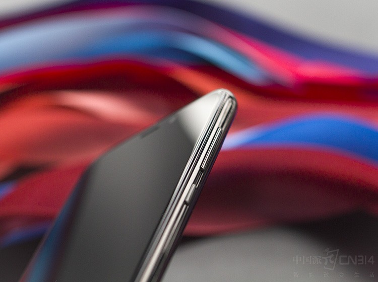 �����ϣ�motorola p30 play���ظ�ͨ�����˺˴�����������64 GB ROM+4 GB RAM���������Ϊ3000 mAh���ڿ���AI����ʡ�������£����������ֵ�ʱ����Դﵽ145��Сʱ������ͨ���ɴﵽ62Сʱ����������Ϸ�ɴﵽ8Сʱ��ǿ������ü��ϳ���ĵ��������㳩������������