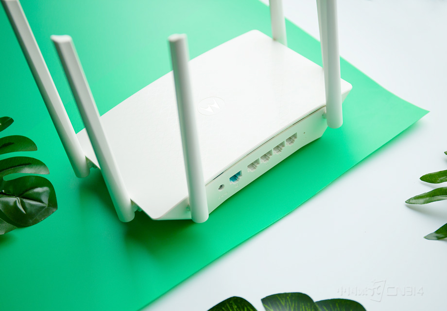 Ħ·��M2�ĺ������ɲ����˾��䡰1+4���ӿ���ƣ����״�����������Ϊ��Դ��1��WAN�ڡ�4��LAN�ں�һ��Reset�ס������߲ĺ�Ӳ��������ʵ��