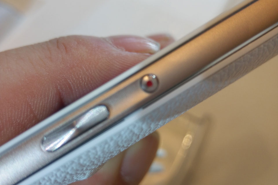 ��˶ZenFone Zoom�İ������и��ڻ����Ҳ࣬�²������ռ�����ɫ�������������ʹ������ĸо���