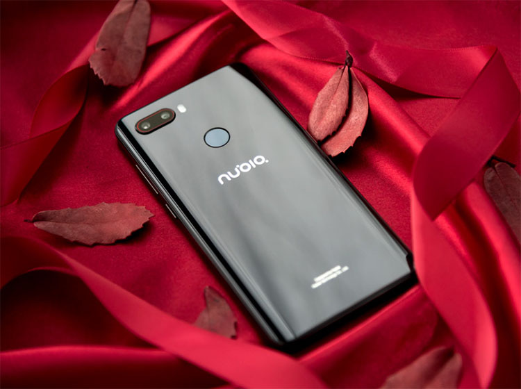 ��������˲�����壬����ΪZ18mini��������Ҳ�����˸��ӳ�ɫ���ճ��ָУ��Ե�ϸ��⻬���������з·���һ��ϸ��ĳ�У���һ���ɣ�����Ҫ�����л��ߡ�