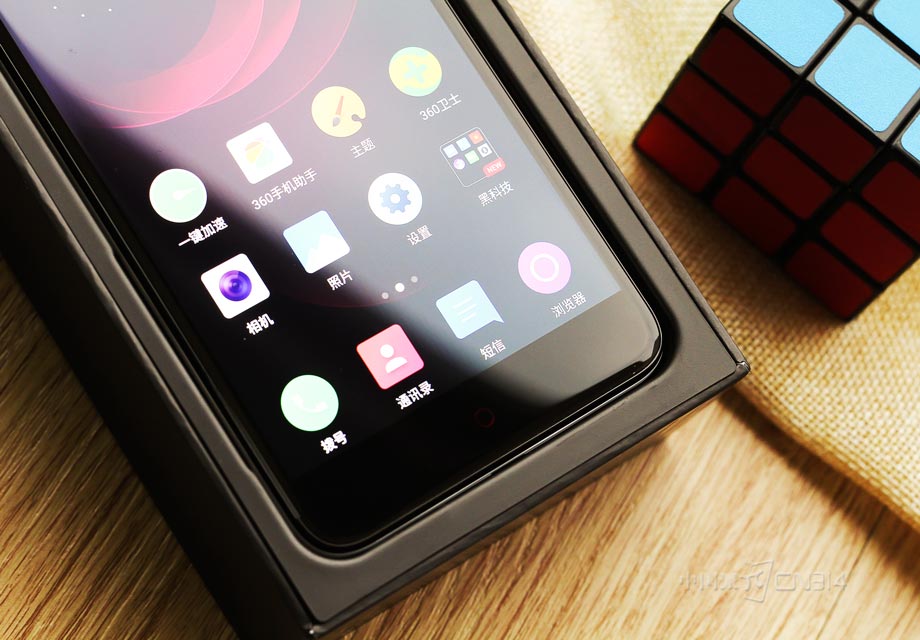 �ֻ�����ʹ��Բ��Ԫ���Լ��Գ���ƣ�Բ��Ԫ�غͶԳ���ƹᴩ�������ֻ�����ƣ�����Home�����������˺�ɫԲȦ��