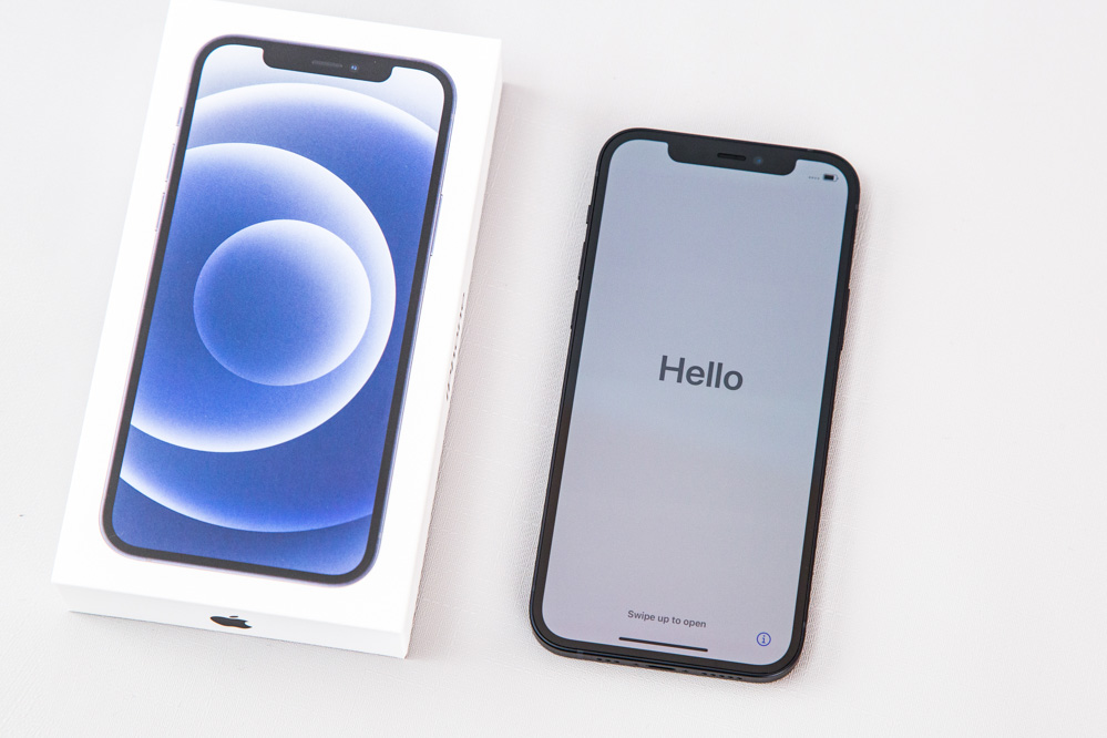 ���棬iPhone 12��Ȼ������������ƣ���������iPhone X�����ͱ��ֵĴ�ͳ����Ļ�����˳�����ĤXDR��ʾ�����ֱ���Ϊ2532x1170���أ�ppi�ߴ�460��������������û�п����С�