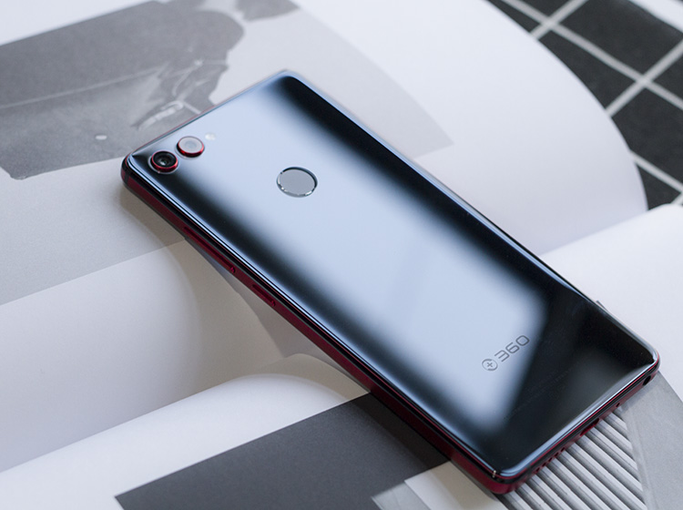 ����ɺ���쾵ͷԾȻ�ڸ�͸�ȵĲ��������ϣ�ʮ�ֵ����ۡ�