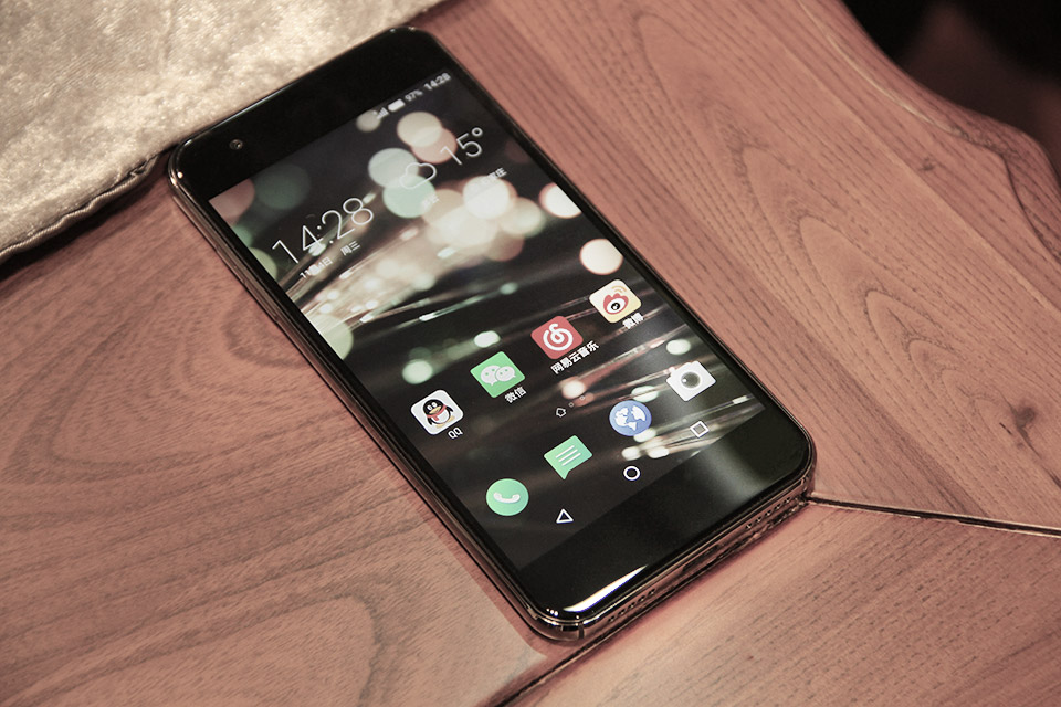 Gigaset ME���������޿׵���ƣ���Ͳ��Home��ͨͨ��û�У����������һ�����ʸзǳ�ǿ�ҡ���Ͳ��Ȼ��ͨ���Ǵ����մɼ����������ʵ������о��ʹ�ͳ��Ͳ��ࡣ